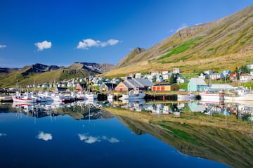 Comida: desde las 12:00 hasta las 13:00 horas | Cena: desde las 18:00 hasta las 19:00 horas. En la foto, Siglufjörður, un pequeño pueblo de pescadores en un estrecho fiordo en el norte de Islandia.

