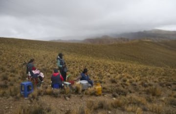 Habitantes observan el paso de los competidores durante la quinta etapa entre Tupiza y Oruro.