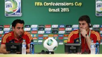 El jugador de la selección de España, Xavi Hernandez (izq.) y el portero Iker Casillas, participan hoy, sábado 29 de junio de 2013, en una conferencia de prensa en el Estadio Maracaná