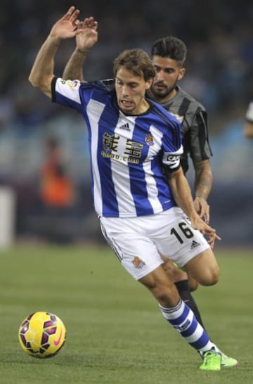 El delantero de la Real Sociedad Sergio Canales (delante) lucha un balón con el centrocampista Samuel García.