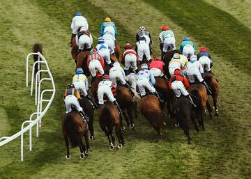 Los jinetes durante el Aintree Grand National.