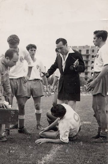 12 de junio de 1955 (Torrero). Real Zaragoza, 1 - Real Sociedad, 2. El masajista Andrés Magallón se dispone a atender a Chaves, tras ser objeto de un penalti, en presencia de sus compañeros Rivas, Mena y Villarrubia y del árbitro valenciano Tamarit.