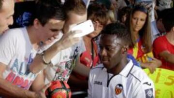 <b>HASTA 2016. </b>Aly Cissokho fue presentado ayer ante un millar de espectadores en Mestalla.