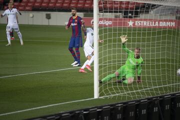 1-1. Clement Lenglet marcó en propia puerta el primer gol del Getafe tras desviar un tiro de Ángel.