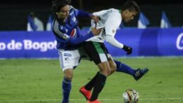 Rafael Robayo intenta quitarle el balón a Andrés Roa en la semifinal ante Cali.
