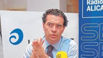 <b>OPTIMISTA. </b>Juan Antonio Iniesta, ayer, en el hotel Hospes Amérigo durante las 'Tertulias 5 Estrellas'.