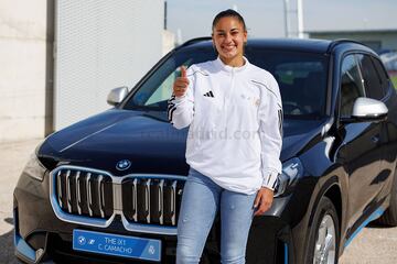 La futbolista española eligió el BMW iX1 xDrive30 valorado en 56.400 euros.