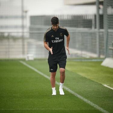 Cumple 100 días de lesión. Llega un momento que le carga de moral: empieza a pisar el césped. Los primeros días lo hace descalzo y, en las siguientes semanas, cambia a las deportivas y más tarde a las botas de fútbol. Los avances semanales son más evidentes.