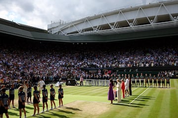 Vista general de la pista central del All England Lawn Tennis and Croquet Club de Londres, donde se juegan los partidos más importantes del torneo de Wimbledon. Todo preparado para la ceremonia de entrega de trofeos.