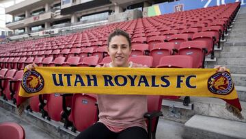 Vero Boquete posa con la bufanda de Utah Royals en el estadio de Rio Tinto.