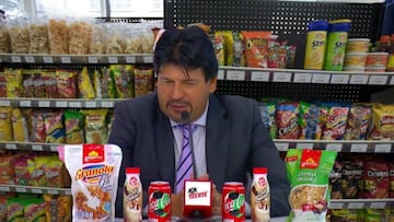 El técnico de Chivas apareció en conferencia de prensa como de costumbre, pero el estar rodeado de tantos productos publicitarios ha dejado miles de comentarios al respecto.