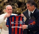 Las playeras de fútbol con las que posó el Papa Francisco