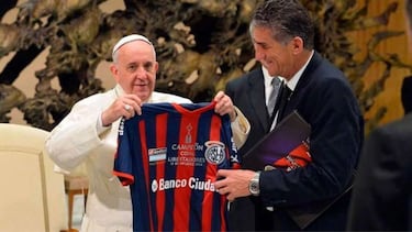 Imagen del Papa Francisco con la camiseta de San Lorenzo de Almagro.