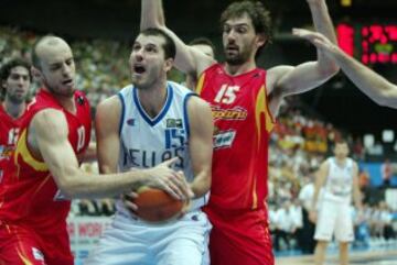 El jugador griego Kakiuzis ante Carlos Jim谷nez y Jorge Garbajosa.