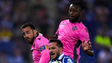 Cheik Doukouré pugna un balón con Piatti junto a su compañero Pedro López, antes de caer lesionado y tener que ser sustituido por Muñiz.