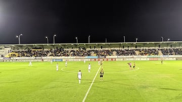 Los jugadores de ambos equipos, preparados antes de empezar el choque en el Ciudad de Lepe.