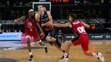 Bigote, ante Okoye y San Miguel