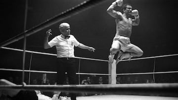 Perico Fernández celebra su título de campeón de España del peso welter al derrotar por K.O. a Alfonso Redondo, en el poliedro de Ventas, en una imagen de archivo. Pedro Fernández Castillejos "Perico Fernández" ha fallecido hoy en el centro en el que estaba internado bajo la tutela del Instituto Aragonés de Servicios Sociales.