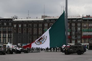 Desfile por la Independencia rinde homenaje a héroes de la salud