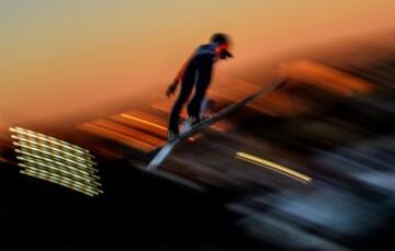 Preciosa imagen de un entrenamiento de salto de una esquiadora en Finlandia.