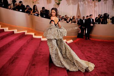 Maura Higgins posa en la alfombra roja de la 83.ª edición de los Globos de Oro, celebrada en el Beverly Hilton.