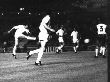 El Apollon es el único equipo que puede presumir de haber disputado una eliminatoria europea en el estadio Santiago Bernabéu. Ocurrió en septiembre de 1968. Los chipriotas solicitaron jugar el encuentro de vuelta en otro escenario, ya que su estadio apenas tenía capacidad, tampoco contaba con un potente servicio de luminotecnia, por lo que no se podía retransmitir el encuentro. Santiago Bernabéu, enterado del problema, les ofreció el estadio Bernabéu, previa autorización de la UEFA. Una vez tenido el beneplácito de la organización, el Madrid les costeó una semana en Madrid y la taquilla del partido en el que ejercían como local. Al no televisarse el partido de vuelta por lo abultado del marcador de la ida (6-0), los chipriotas regresaron con cerca de un millón de pesetas de la época a su país. 