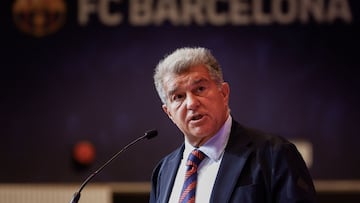 BARCELONA, 26/08/2024.- El presidente del FC Barcelona, Joan Laporta, durante la presentación de los nuevos jugadores del FC Barcelona de baloncesto: los escoltas norteamericanos Kevin Punter, y Justin Anderson, el pivot senegalés Youssoupha Fall, el ?pivot norteamericano Mezie' Metu y el base Juan Núñez este lunes en el Auditorio 1899 del club. EFE/ Quique García