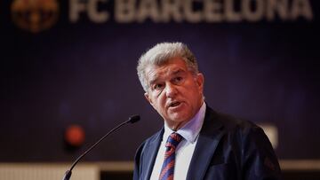 BARCELONA, 26/08/2024.- El presidente del FC Barcelona, Joan Laporta, durante la presentación de los nuevos jugadores del FC Barcelona de baloncesto: los escoltas norteamericanos Kevin Punter, y Justin Anderson, el pivot senegalés Youssoupha Fall, el ?pivot norteamericano Mezie' Metu y el base Juan Núñez este lunes en el Auditorio 1899 del club. EFE/ Quique García