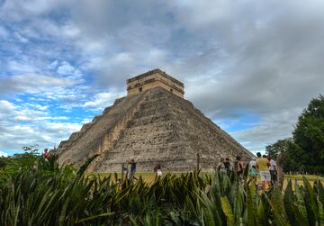 Los mayas dominaban de manera extraordinaria la astronomía, y eso queda reflejado en la parte más importante del conjunto, El castillo de Chichen Itzá (o Templo de Kukulkán). Es una pirámide escalonada de 30 metros en honor a Kukulkán, dios serpiente. La pirámide funciona como un calendario maya. Tiene 18 escalones que representan los 18 meses del calendario. Durante el equinoccio de primavera y de otoño, la sombra proyectada en la pirámide simula el descenso de la serpiente; es decir, el descenso del dios serpiente a la tierra.