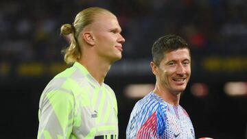 BARCELONA, SPAIN - AUGUST 24: Erling Haaland of Manchester City and Robert Lewandowski of FC Barcelona speak prior to the friendly match between FC Barcelona and Manchester City at Camp Nou on August 24, 2022 in Barcelona, Spain. (Photo by David Ramos/Getty Images)
