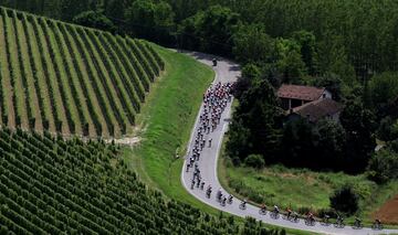 Vista aérea de los corredores durante la tercera etapa con inicio en Piacenza y final en Turín.