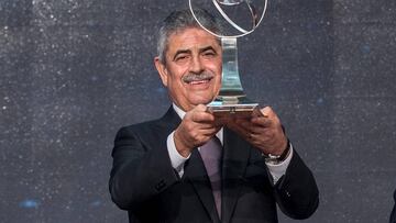 Benfica president Luis Filipe Vieira (L) receives "Best Academy of the Year" award during the Globe Soccer Awards Ceremony at Dubai International Sports Conference, in Dubai December 27, 2015. REUTERS/Globe Soccer/Handout via Reuters ATTENTION EDITORS - THIS PICTURE WAS PROVIDED BY A THIRD PARTY. REUTERS IS UNABLE TO INDEPENDENTLY VERIFY THE AUTHENTICITY, CONTENT, LOCATION OR DATE OF THIS IMAGE. EDITORIAL USE ONLY. NOT FOR SALE FOR MARKETING OR ADVERTISING CAMPAIGNS. NO RESALES. NO ARCHIVE. THIS PICTURE IS DISTRIBUTED EXACTLY AS RECEIVED BY REUTERS, AS A SERVICE TO CLIENTS