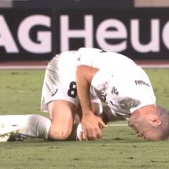 No todo iba a ser goles: Iniesta sufre la dureza de la liga japonesa