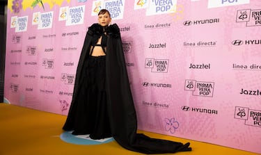 Violeta Hodar cantante y compositora española, concursante de Operación Triunfo 2023, posando en la alfombra roja de LOS40 Primavera Pop.