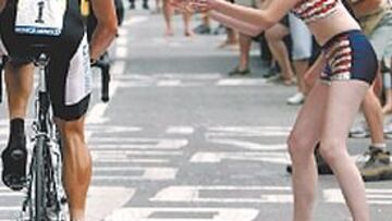 <b>BARRAS Y ESTRELLAS. </b>La subida a Alpe d'Huez registró un récord de asistencia, en parte porque acudieron muchísimos fans de Lance Armstrong, que desplegaron toda la parafernalia propia del show americano en las cunetas.