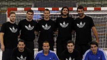 <b>EXASOBAL. </b>Gabor, Alilovic, Laluskas, Nagy y Oneto, y en cuclillas Chema, Sabate, Ugalde y Ortega.