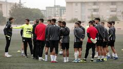 La plantilla del M&aacute;laga se re&uacute;ne tras la debacle en Camargo.