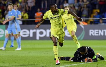 2-1. Cedric Bakambu celebró el segundo gol., 2017. / AFP PHOTO / JOSE JORDAN