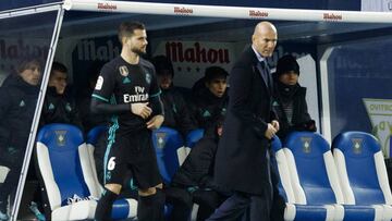 Nacho espera a entrar en el terreno de juego en el partido de Copa contra el Leganés tras la lesión de Vallejo.