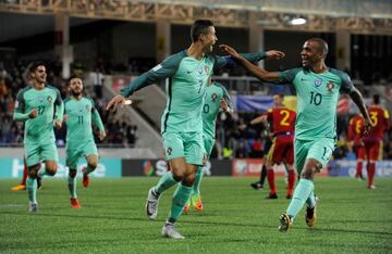 Cristiano Ronaldo celebra su gol con Joao Mario