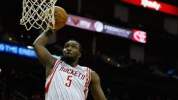 Jordan Hamilton (Houston Rockets) se lanza a machacar el aro de los Pistons.