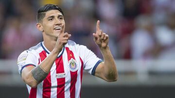 Alan Pulido ayudó a un aficionado que quería ver el Clásico Naciona Chivas vs América del Clausura 2018 el día de su boda