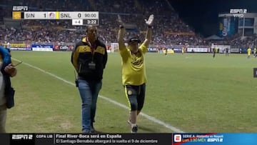 Maradona la l¨ªa en M¨¦xico: atenci¨®n a su salida expulsado