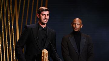 El portero belga del Real Madrid, Thibaut Courtois, recibe el Trofeo Yashin al mejor portero de manos del delantero marfileño de Dortmund, Sebastien Haller.