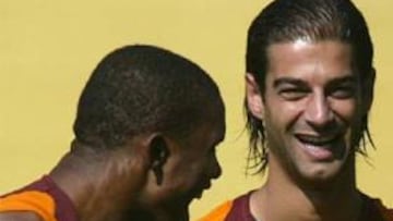 <b>SABOREANDO EL TÍTULO. </b>Samuel Eto'o y Gerard bromean en el entrenamiento del Barcelona.