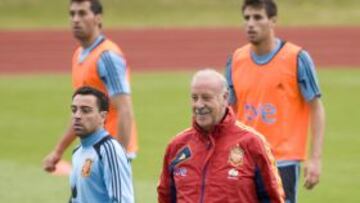 Vicente del Bosque con Xavi, Arbeloa y Javi Martínez en un entrenamiento.