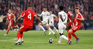 3-2. Transición de vértigo del Real Madrid. Vinicius conecta con Kylian Mbappé dentro del área y en el mano a mano, supera a Manuel Neuer.