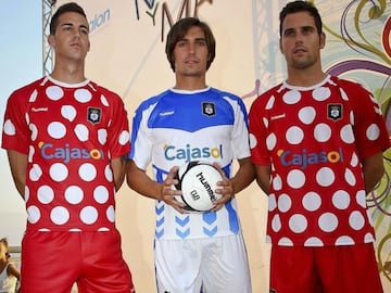 Reivindicar lo andaluz no implica ir vestido de lunares todo el d¨ªa, pero en Huelva quisieron dejarlo claro. Esta camiseta de lunares fue ideada en 2012 y dividi¨® a la afici¨®n. Si le dabas la vuelta te serv¨ªa como maillot de campe¨®n de la monta?a del Tour