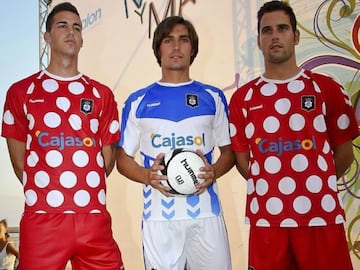 Reivindicar lo andaluz no implica ir vestido de lunares todo el día, pero en Huelva quisieron dejarlo claro. Esta camiseta de lunares fue ideada en 2012 y dividió a la afición. Si le dabas la vuelta te servía como maillot de campeón de la montaña del Tour.