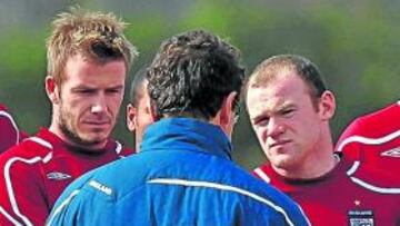 <b>RESPONSABILIDAD. </b>Capello advierte a Rooney en presencia de Becks.
